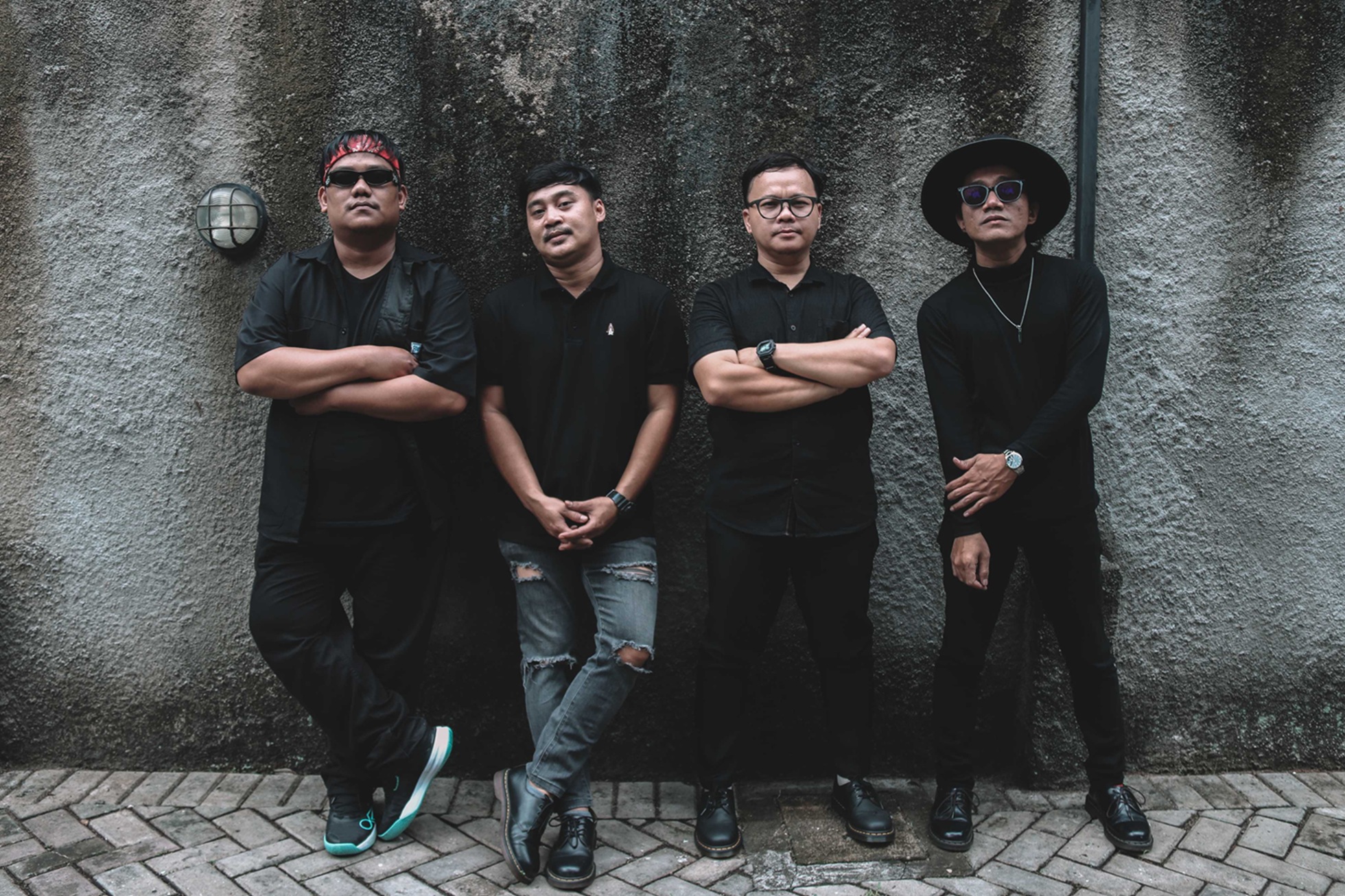 Manipol rilis single Hukum Alam
