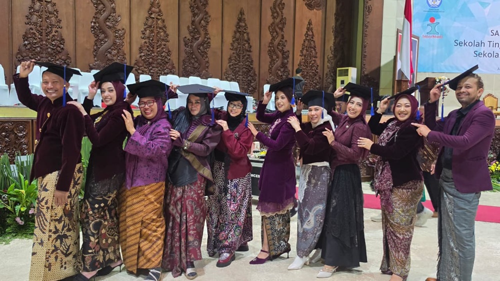Wisuda InterStudi